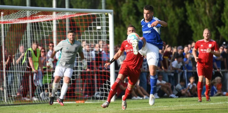 Niklas Castelle (blaues Trikot) feierte gegen Bezirksligist VfB Hüls sein Debüt bei den Profis des FC Schalke.