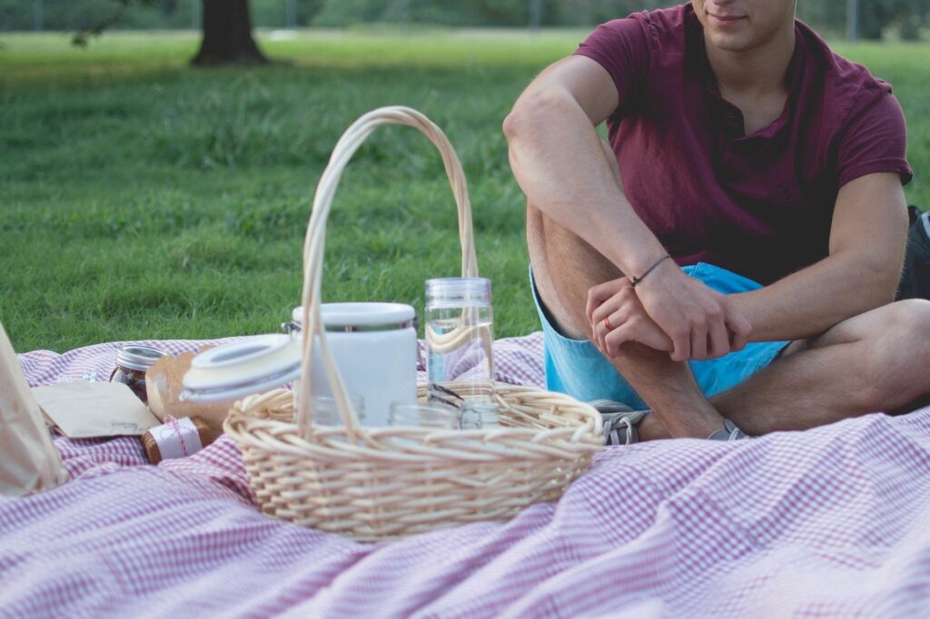 Ein Picknickkorb ist schnell gepackt, doch was sollte am besten alles rein? Ein Picknickkorb ist schnell gepackt, doch was sollte am besten alles rein?