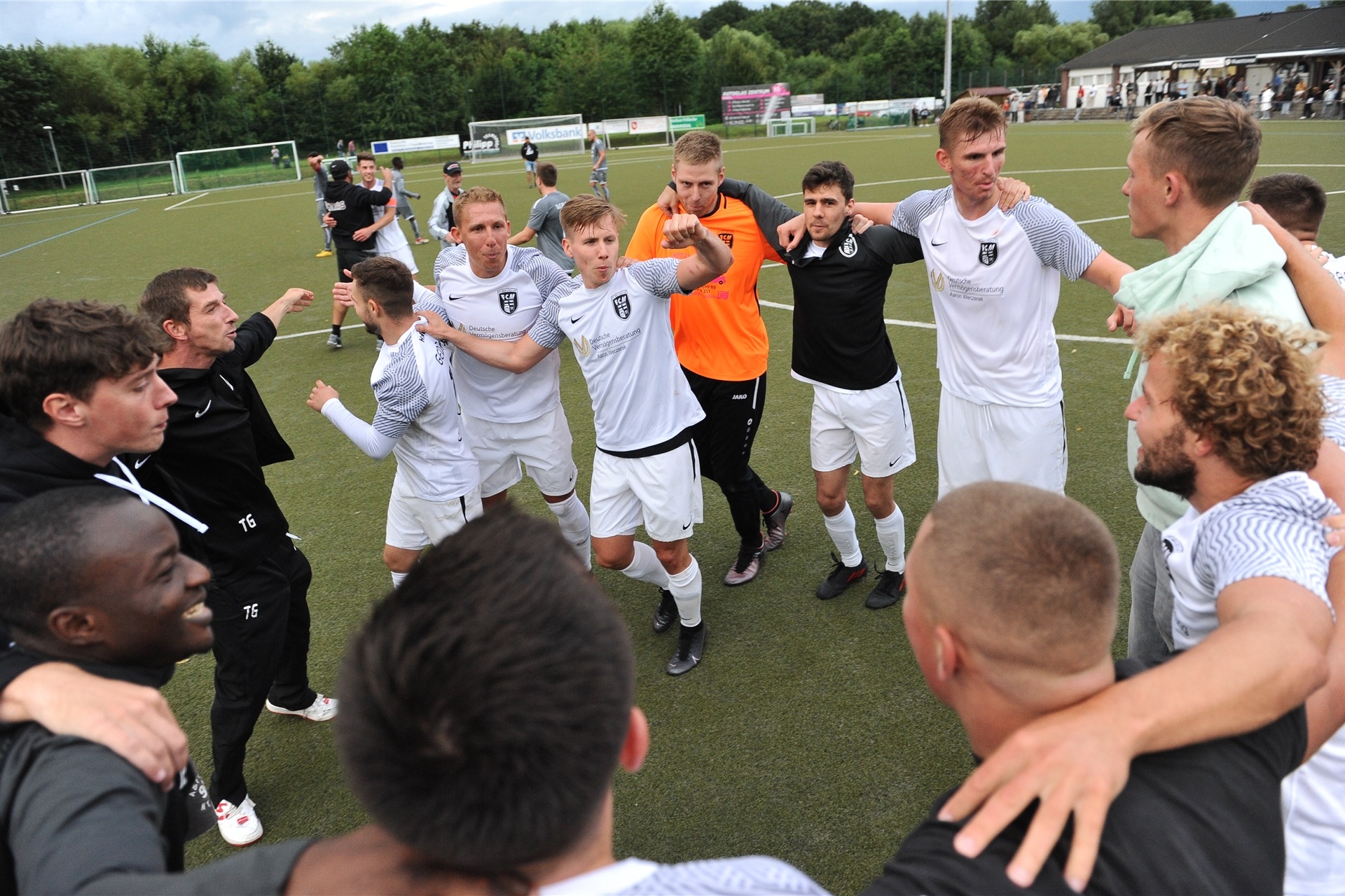 Jubel beim FC Marl: Der FCM ist durch einen 3:2-Sieg über den TuS 05 Sinsen neuer Stadtmeister.