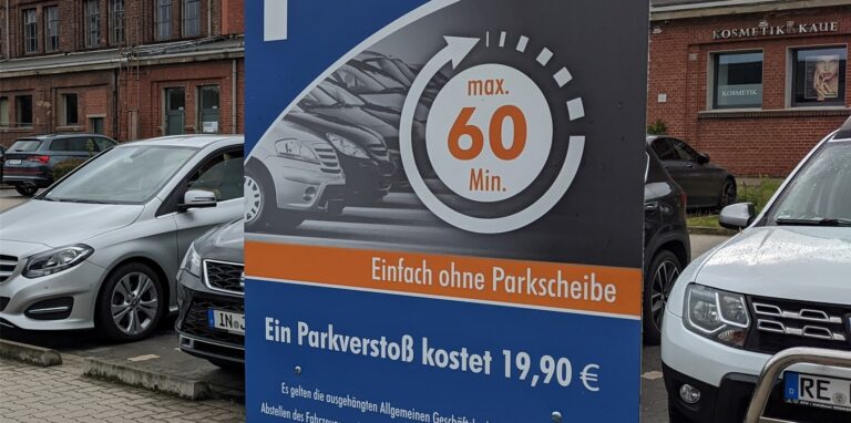 Mittlerweile sind die Sensoren am Aldi-Parkplatz in Hervest installiert. Markt und Betreiber ziehen ein einhelliges Fazit.