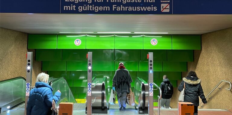 Schwarzfahren verursacht jährlich hohe Kosten bei DSW21. Eine Initiative setzt sich für die Entkriminalisierung des Fahrens ohne Fahrschein ein, denn sie finden: oftmals hätten die Betroffenen keine andere Wahl.