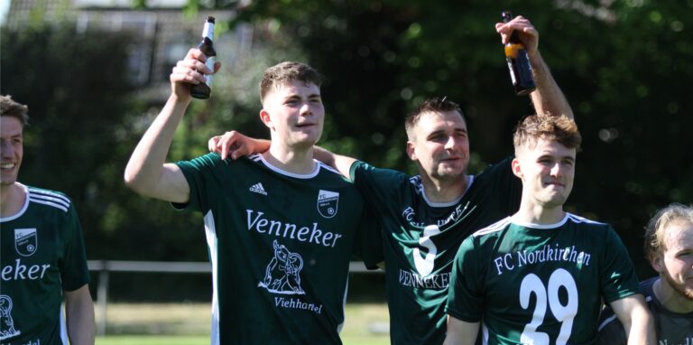 Lukas Bregenhorn (l.) fühlte sich beim FC Nordkirchen in seinem ersten Seniorenjahr sehr wohl.