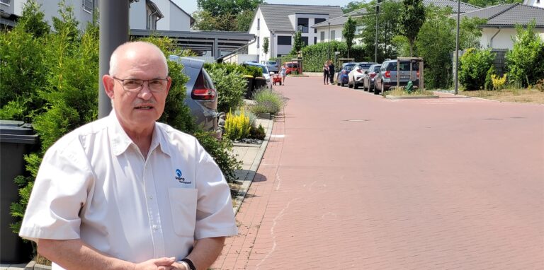 Ein Mann steht auf einer Wohnstraße