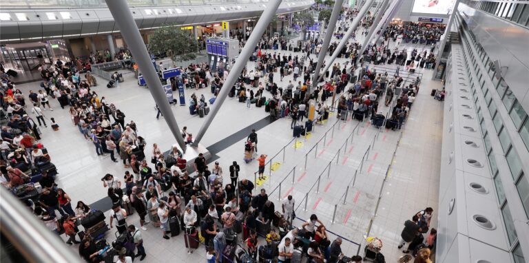 Lange Warteschlangen im Düsseldorfer Flughafen.