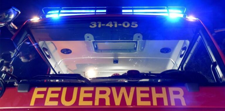 Ein Feuerwehrauto mit Blaulicht