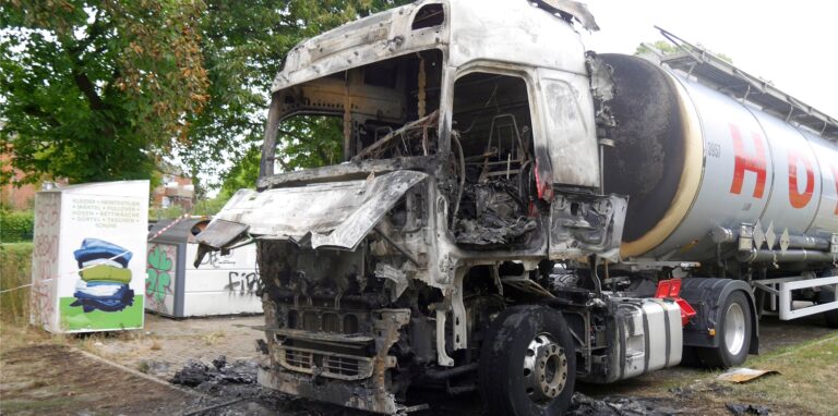Auf einem Parkplatz an der August-Schmidt-Straße in Westerholt brannte ein Lkw in der Nacht zu Mittwoch (29.6.) lichterloh.