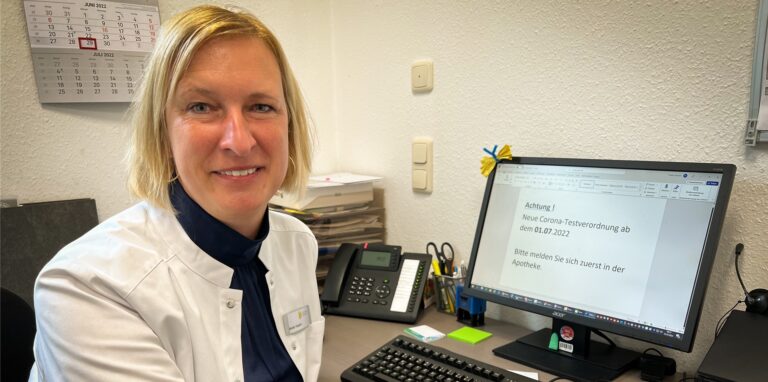 Die Dorstener Apothekerin Nicole Fimpler und ihre Mitarbeitenden haben Aushänge vorbereitet, die die Kundinnen und Kunden auf die neuen Regeln für Corona-Tests hinweisen sollen.