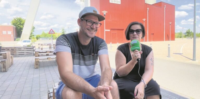 Patrick Barciaga (Inhaber vom Imbiss und Café am Schacht) erzählt im Video-Interview mit HA-Redakteurin Carola Wagner von seinen neuen Plänen zur Belebung des Szczytno-Platzes auf Schlägel & Eisen.