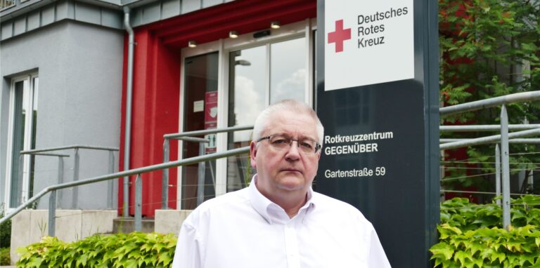 Ralph Hoffert, Vorstand des DRK Herten, vor dem Corona-Testzentrum an der Gartenstraße 59.