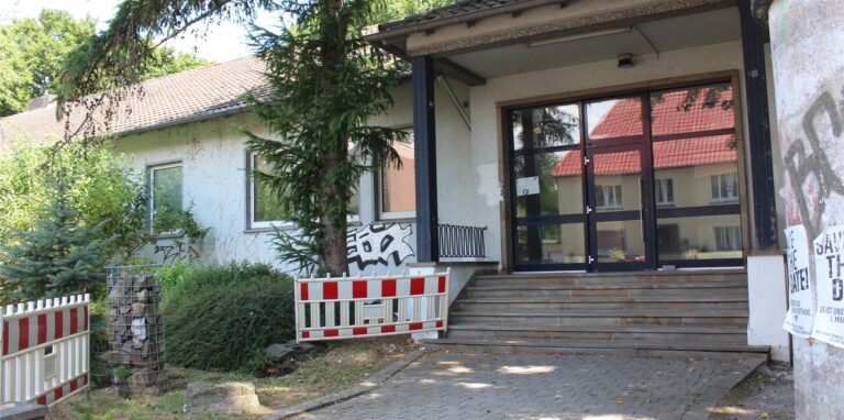 Bauzäune stehen vor dem Gebäude des ehemaligen Gesundheitsamtes in Waltrop.