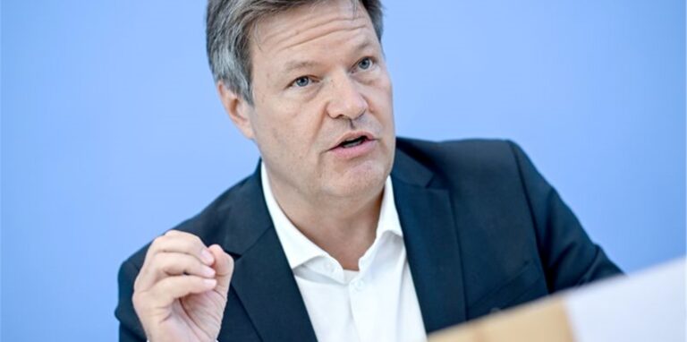 Wirtschaftsminister Robert Habeck spricht ernst.