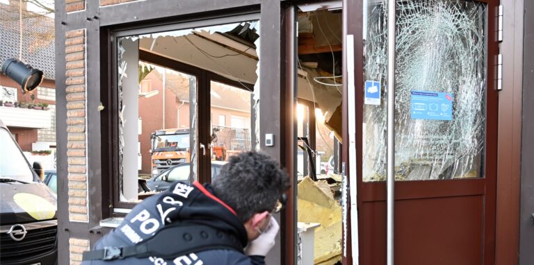 Ein Polizist bei der Schadensaufnahme nach einer Geldautomatensprengung im Januar 2022 bei der Volksbank in Dorsten.