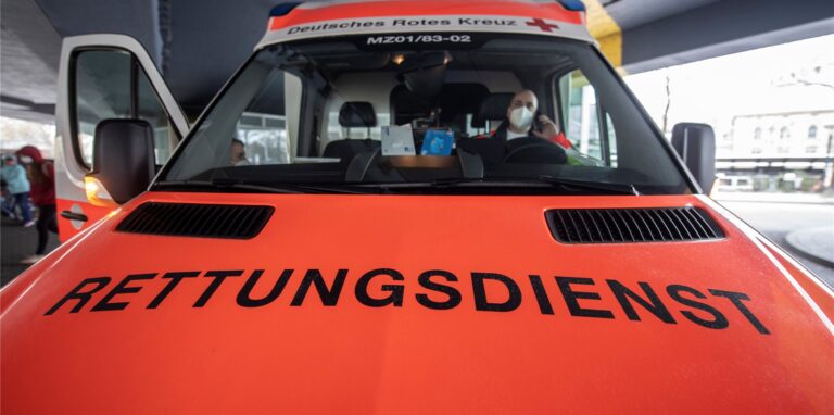 Bei einem Unfall wurden zwei Halterner verletzt und mit einem Rettungswagen in ein Krankenhaus gebracht (Symbolbild).