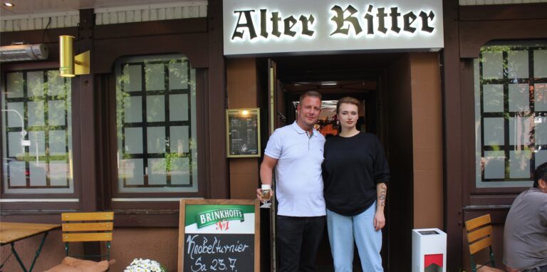 Ein Mann und eine Frau stehen im Eingang der Kneipe Alter Ritter in Waltrop.