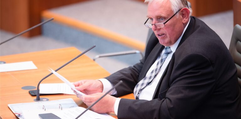 Karl-Josef Laumann (CDU), Minister für Gesundheit, sitzt im Landtag auf der Regierungsbank.