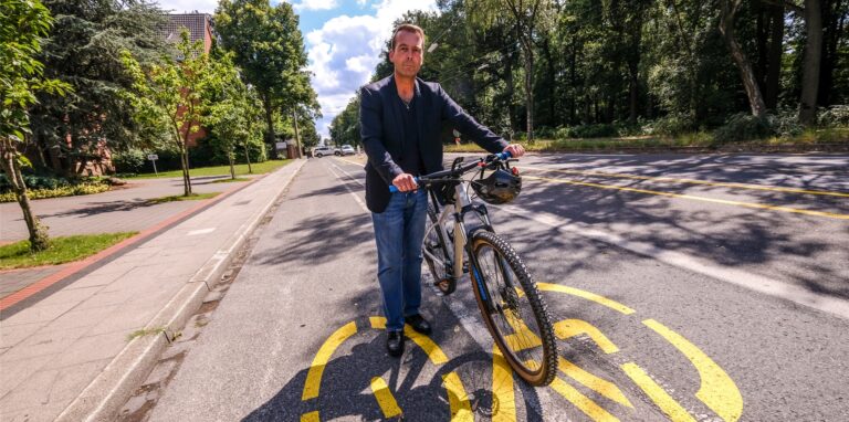 Christian Jäger mit seinem Rad auf der Friedrich-Ebert-Straße.