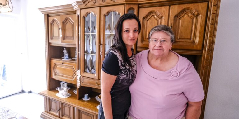 Annegret Stagneth (r.) übergibt einen Großteil ihrer Möbel an Valentina Hura aus der Ukraine.
