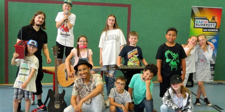 Das Ensemble des Mini-Musicals mit Startänzer und Trainer Alpha.