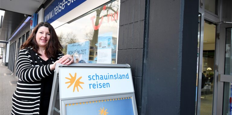 Ilona Verheyleweghen vor dem Reisebüro an der Bergstraße 82
