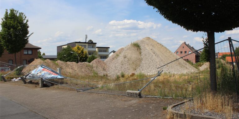 Ein Schotterberg an der Ecke Mühlenstraße/Hochstraße in Waltrop.