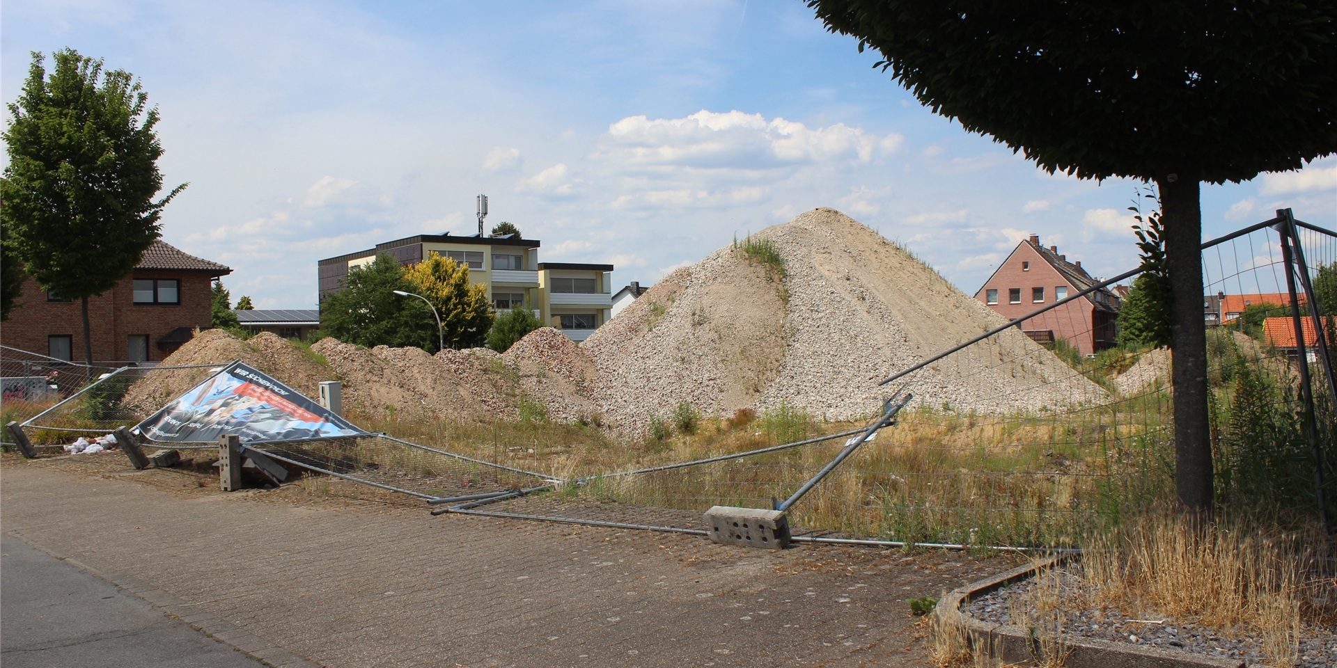 Ein Schotterberg an der Ecke Mühlenstraße/Hochstraße in Waltrop.