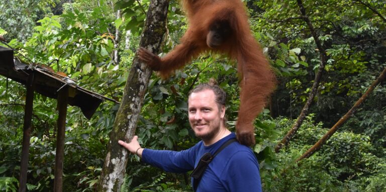 Unser Archivbild zeigt Zoosprecher Marcel Stawinoga mit einem Orang-Utan während eines Praktikums auf Sumatra 2017.