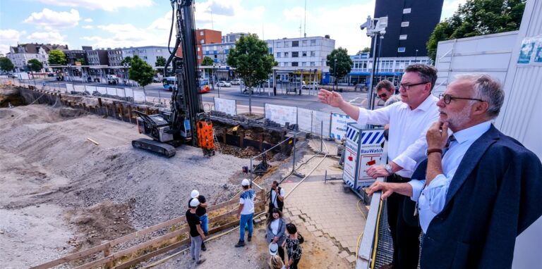 Baustellenbesichtigung: Dr. Stephan Schnitzler, Geschäftsführer bei Phoenix Development, erläutert Bürgermeister Matthias Müller (rechts) den Stand der Dinge auf der Großbaustelle der „Hertener Höfe“ in der Innenstadt.