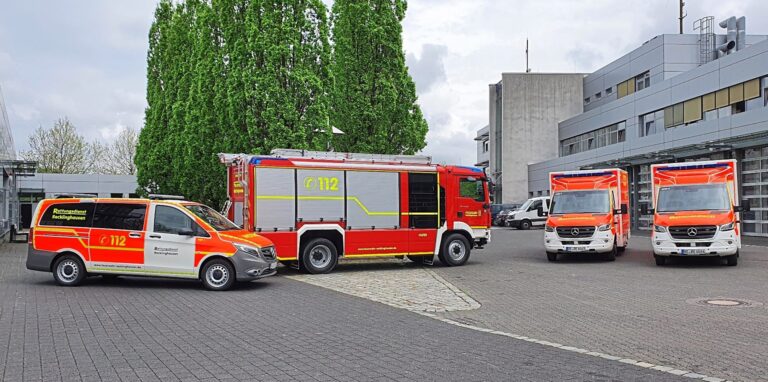 Auf dem Hof der Feuer- und Rettungswache Recklinghausen stehen vier Fahrzeuge von Feuerwehr und Rettungsdienst