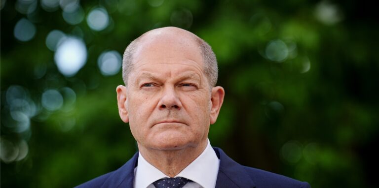 Bundeskanzler Olaf Scholz (SPD) nimmt an der Sitzung des Bundeskabinetts im Bundeskanzleramt teil.