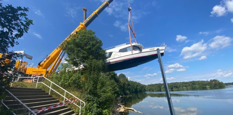 Die Möwe wird auf den Stausee gehoben.