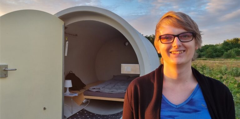 Sophia Wibbeke vor der offenen Betonröhre von „DasParkHotel“ am Abend des 03.07.2022. Im Hintergrund das Emscher Umland rund um Hof Emscher-Auen in Castrop-Rauxel Ickern nahe Dortmund-Mengede.