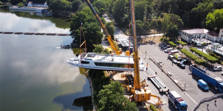 Mit zwei Kränen wurde die Möwe auf den Stausee gesetzt.