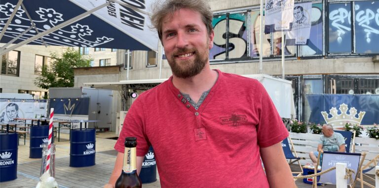 Nils Linke (36) freut sich über die Eröffnung seines Biergarten am Phoenix-See.
