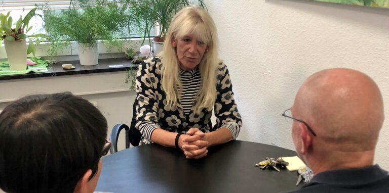 Marina Samra, Schwangerschafts(konflikt)beraterin beim Sozialen Zentrum in Dortmund, erlebt in den Beratungsgesprächen immer wieder die Notlagen von Frauen und Paaren, wenn es keinen Termin für einen Abbruch gibt.
