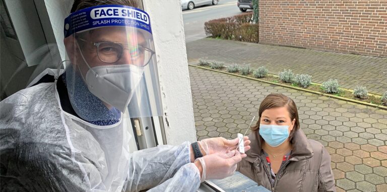 Christian Lange im Fenster seines Testcenters an der Leveringhäuser Straße.
