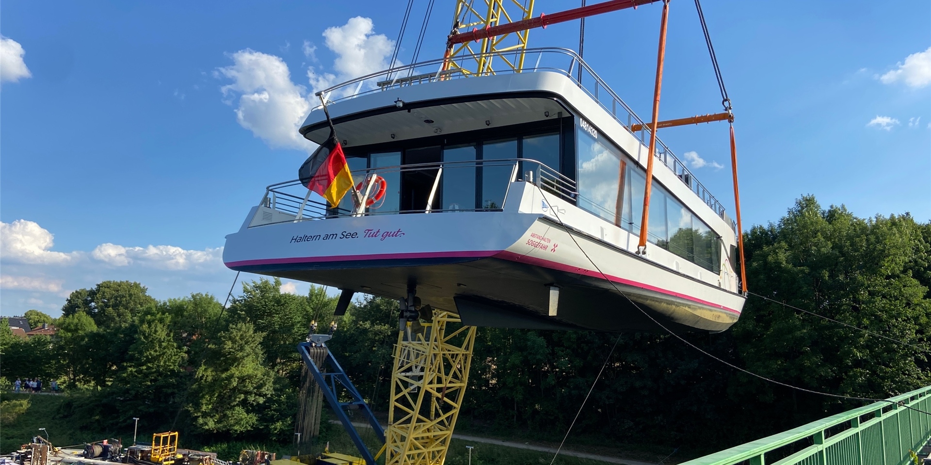 Mit ganz viel Präzision wurde die Möwe am Montag vom Kanal auf die Brücke gehoben.