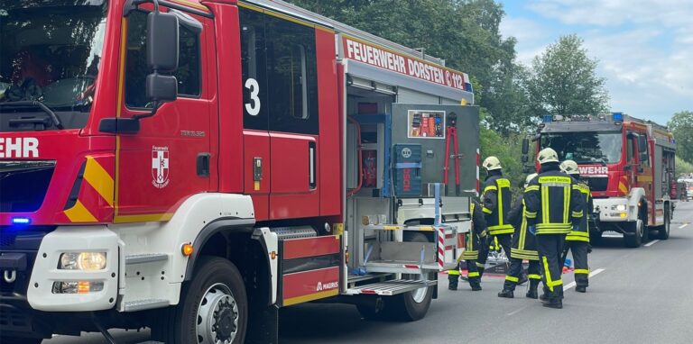 Die Feuerwehr Dorsten ist am Dienstag zu einem Unfall auf der L 608 zwischen Lembeck und Reken gerufen worden. Dart war ein Pkw-Fahrer schwer verletzt worden.