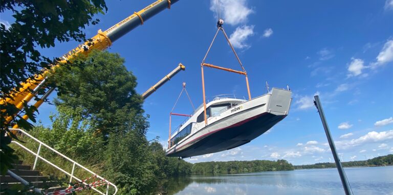 Zwei Spezialkräne haben das 120 Tonnen schwere Schiff langsam hochgehoben und auf den See gesetzt.