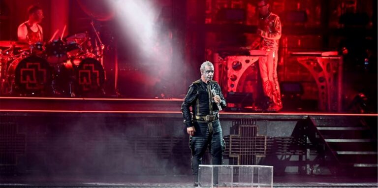 Sänger Till Lindemann bei einem Auftritt der Band Rammstein