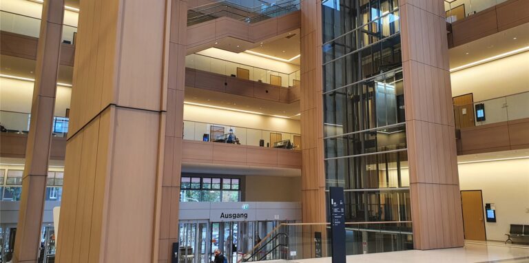 Ein Blick in das Foyer des Justizzentrums in Bochum.