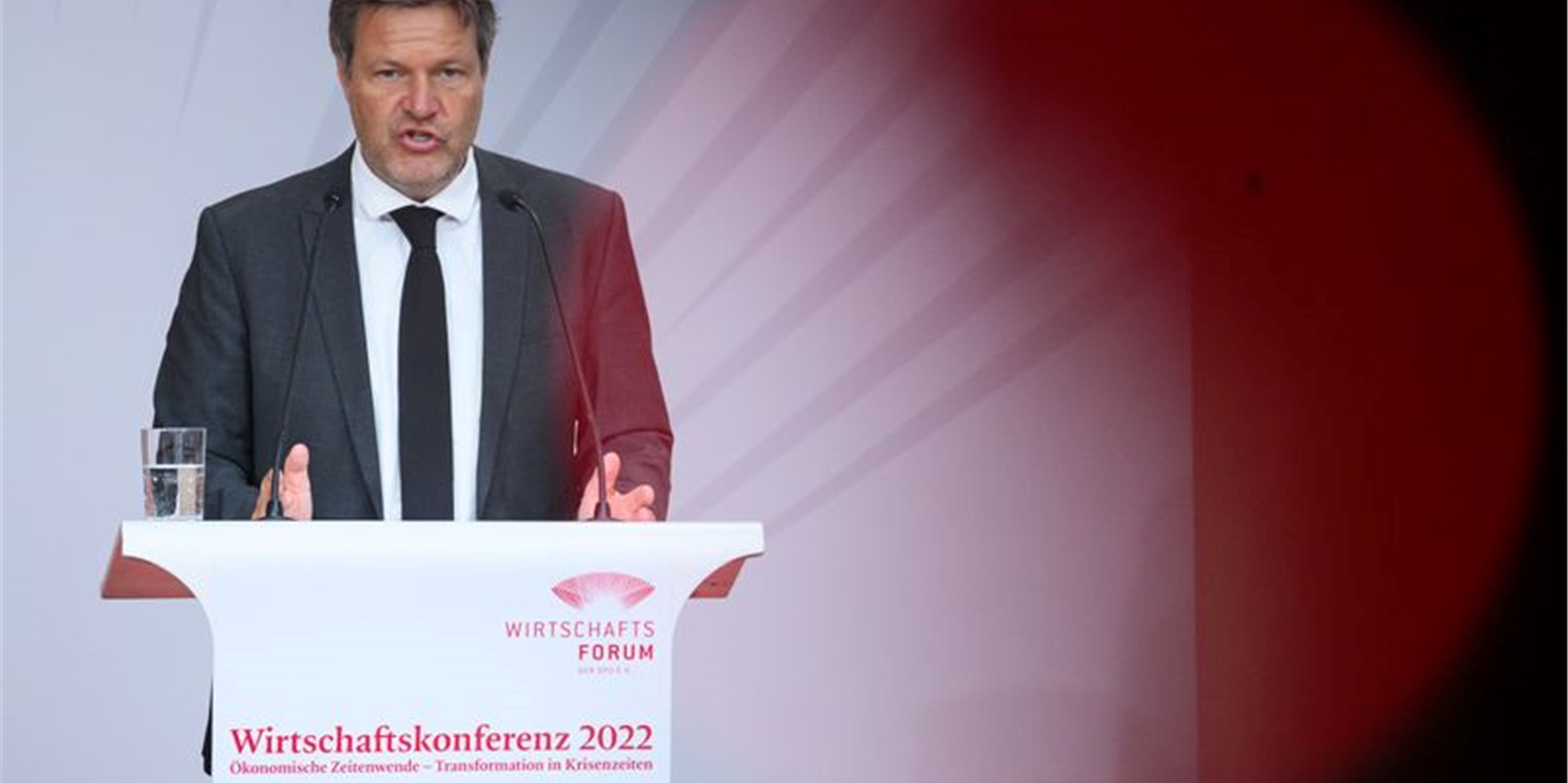 Wirtschaftsminister Robert Habeck spricht bei der Wirtschaftskonferenz 2022