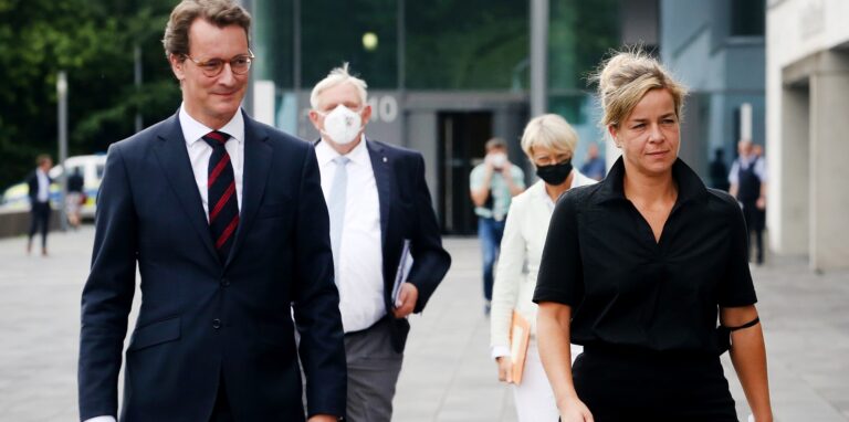 Der nordrhein-westfälische Ministerpräsident Hendrik Wüst (CDU), Wirtschaftsministerin Mona Neubaur (Grüne) (vorne r), Gesundheitsminister Karl-Josef Laumann (CDU) und Schulministerin Dorothee Feller (hinten r) gehen im Landeszentrum Gesundheit Nordrhein-Westfalen gemeinsam zur Pressekonferenz.