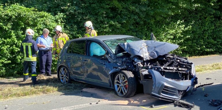 Ein völlig zerbeulter VW Golf an der Recklinghäuser Straße in Waltrop, im Hintergrund Einsatzkräfte von Polizei und Feuerwehr.