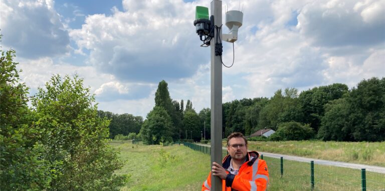 Am Regenrückhaltebecken Dümmerweg stellte Abwasserexperte Sebastian Hein jetzt einen Datenlogger auf. Er misst den Wasserstand und schickt die Daten in Echtzeit auf die Server des Zentralen Betriebshofs.