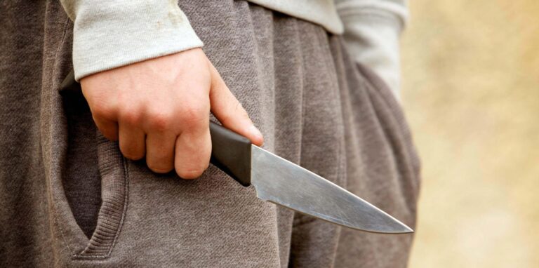 Ein Ladendieb hat vor Gericht zugegeben, in einem Discounter an der Ewaldstraße ein Messer hervorgezogen und den Filialleiter bedroht zu haben. (Symbolbild)