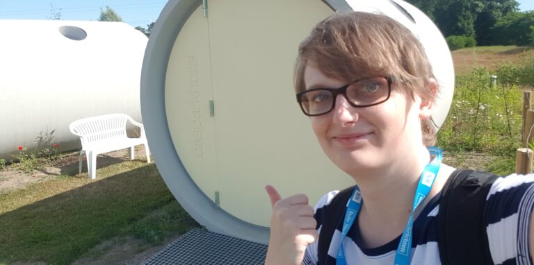 Sophia Wibbeke vor Betonröhre des ParkHotels an Hof Emscher-Auen, Castrop-Rauxel in der Nähe der Stadtgrenze zu Dortmund (Stadtteile Ickern/Mengede).
