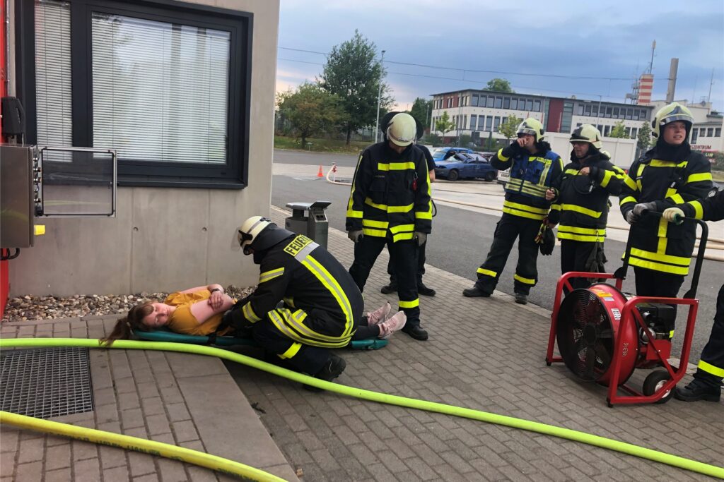 Bei einer Übung der Feuerwehr Waltrop liegt eine Laiendarstellerin am Boden, mehrere Feuerwehrleute stehen drum herum. Bei einer Übung der Feuerwehr Waltrop liegt eine Laiendarstellerin am Boden, mehrere Feuerwehrleute stehen drum herum.