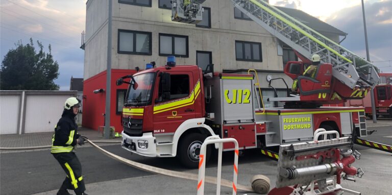 Ein Feuerwehrfahrzeug steht bei einer Übung der Waltroper Feuerwehr vor dem sogenannten Brandhaus auf dem Gelände des Ausbildungszentrums der Feuerwehr Dortmund.