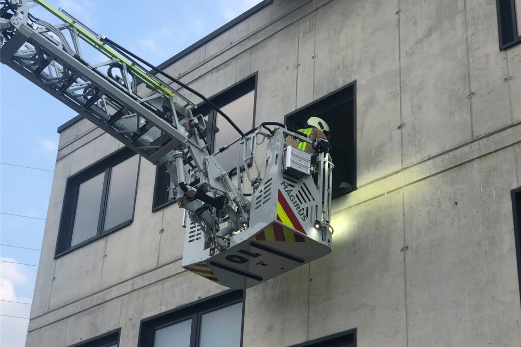Der Korb einer Drehleiter bei einer Übung der Feuerwehr Waltrop Der Korb einer Drehleiter bei einer Übung der Feuerwehr Waltrop