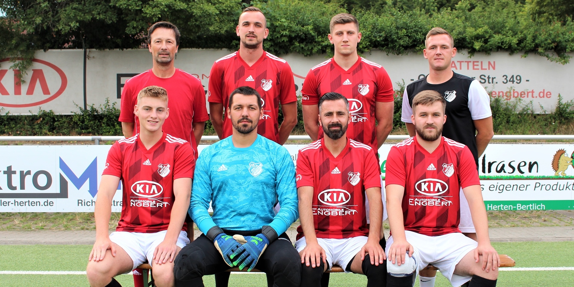 Das Distelner Trainergespann Daniel Koseler (hinten r.) und Martin Schmidt (hinten l.) begrüßte zum Auftakt die neuen Spieler (hinten v.l.) Yannick Goecke, Jan-Nicklas Lobert, (vorne v.l.) Thomas Kühlkamp, Torwart Benjamin Baschek, Yakup Köse und Julien Becker.